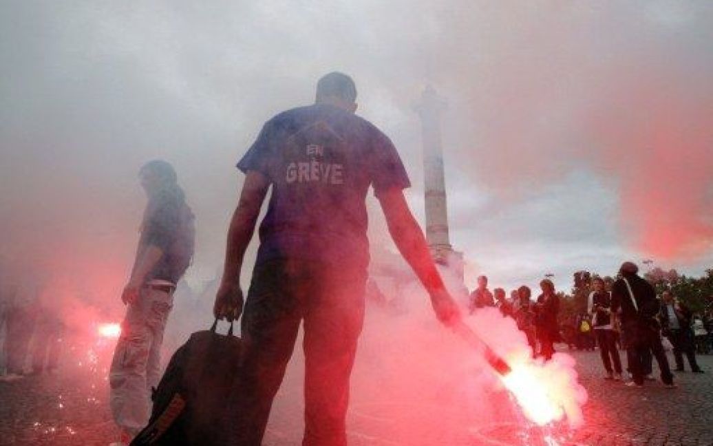 Франція, Париж. Чоловік тримає фаєр на демонстрації, яку у Національний день протесту проти жорстких урядових заходів економії провели представники профспілок. / © AFP