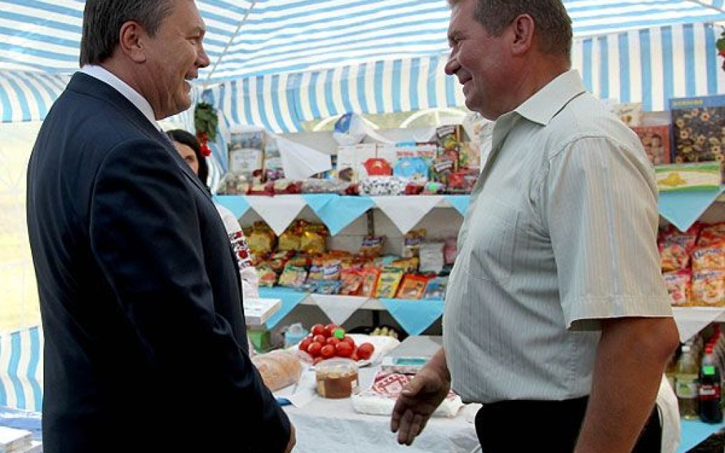 Віктор Янукович відвідав одну з сувенірних крамниць та поспілкувався з її власником. / © President.gov.ua