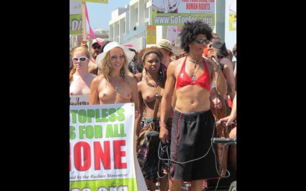 Сотні напівоголених жінок взяли участь у четвертій щорічній національній топлес-акції протесту "Go Topless!". / © HuffingtonPost