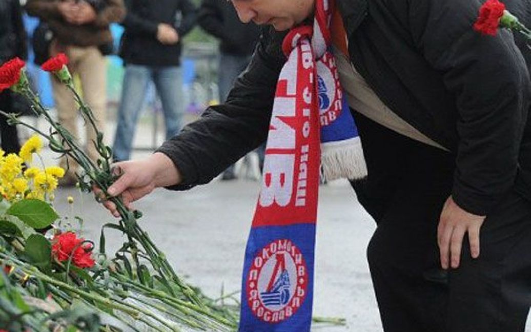 Сотні людей в Ярославлі приносять квіти та запалені свічки до стадіону "Арена-2000", на якому тренувалась команда. / © AFP