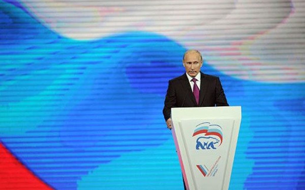 Путін погодився на пропозицію Мєдвєдєва і висловив надію, що чинний президент Росії після його перемоги на президентських виборах очолить уряд. / © AFP