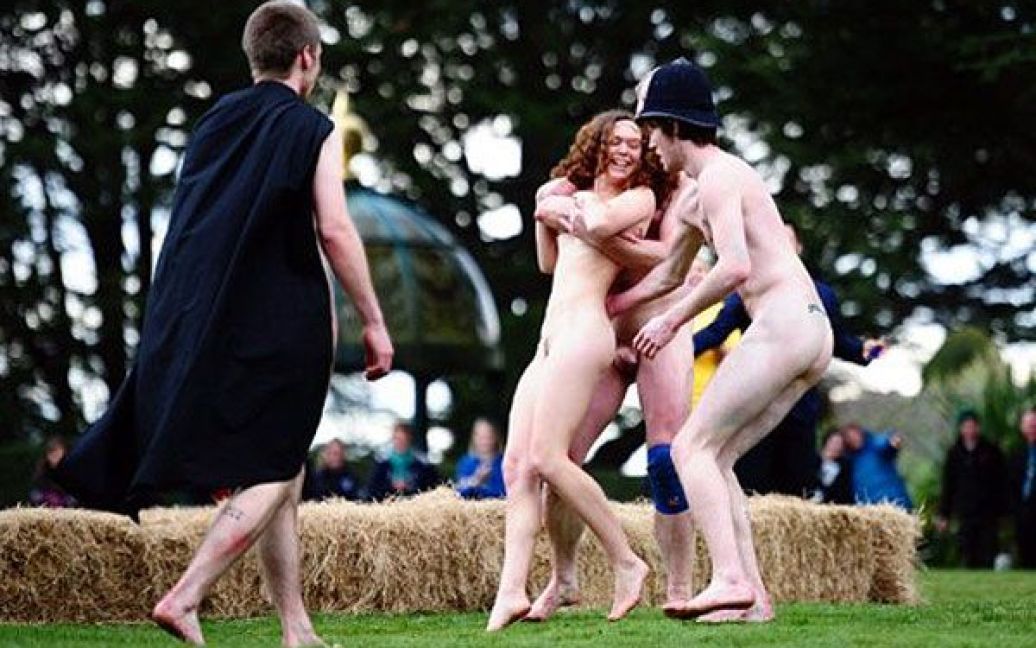 У Новій Зеландії провели матч з "оголеного" регбі між "Nude Blacks" та "Romanian Vampires". / © AFP