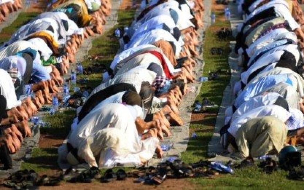 Шрі-Ланка, Коломбо. Мусульмани моляться під час святкування Ід аль-Адха, свята жертвопринесення, у Коломбо. Друге за величиною щорічне ісламське свято Ід аль-Адха відзначається мусульманами у всьому світі в пам&#039;ять про готовність Авраама принести в жертву свого сина. / © AFP