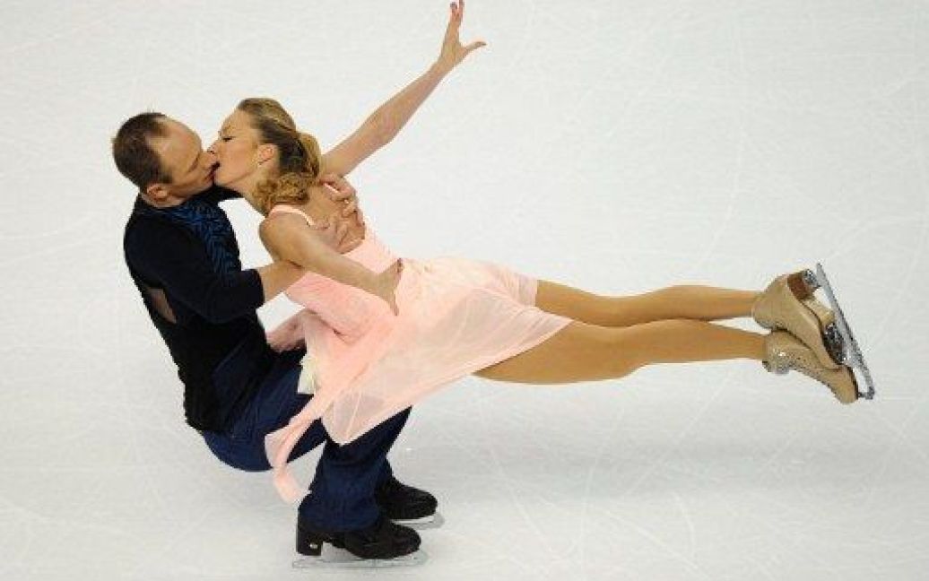США, Онтаріо. Німецькі фігуристи Неллі Жингашина та Олександр Газзі виконують танці на льоду під час участі у Чемпіонаті ISU з фігурного катання. / © AFP