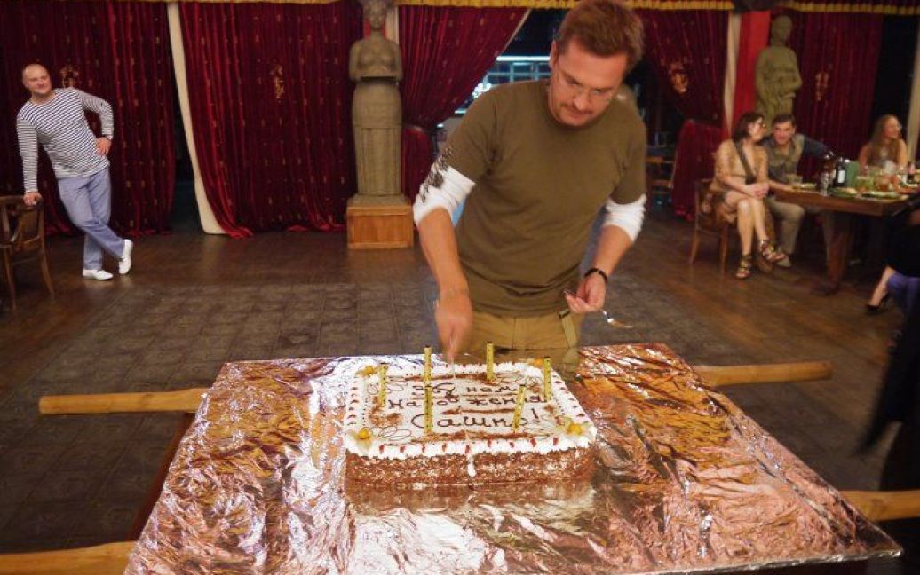 Олександр Пономарьов ділить святковий торт / © Facebook