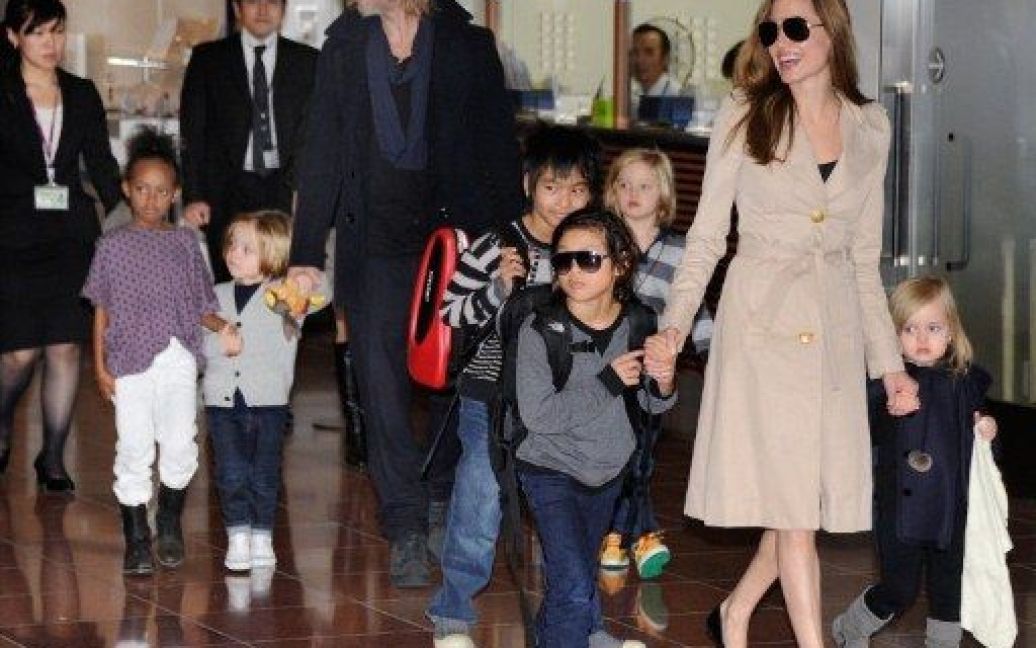 Бред Пітт з Анджеліною Джолі та дітьми / © AFP