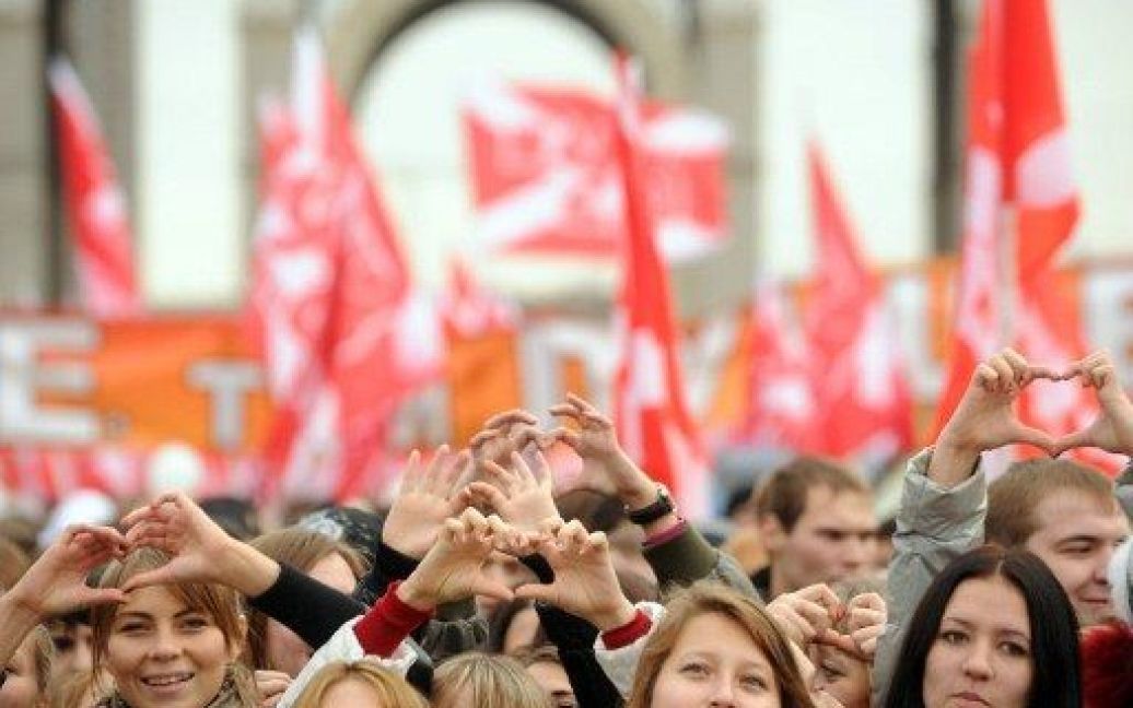 На День народної єдності сотні активістів прокремлівського молодіжного руху "Наші" провели святковий мітинг / © AFP