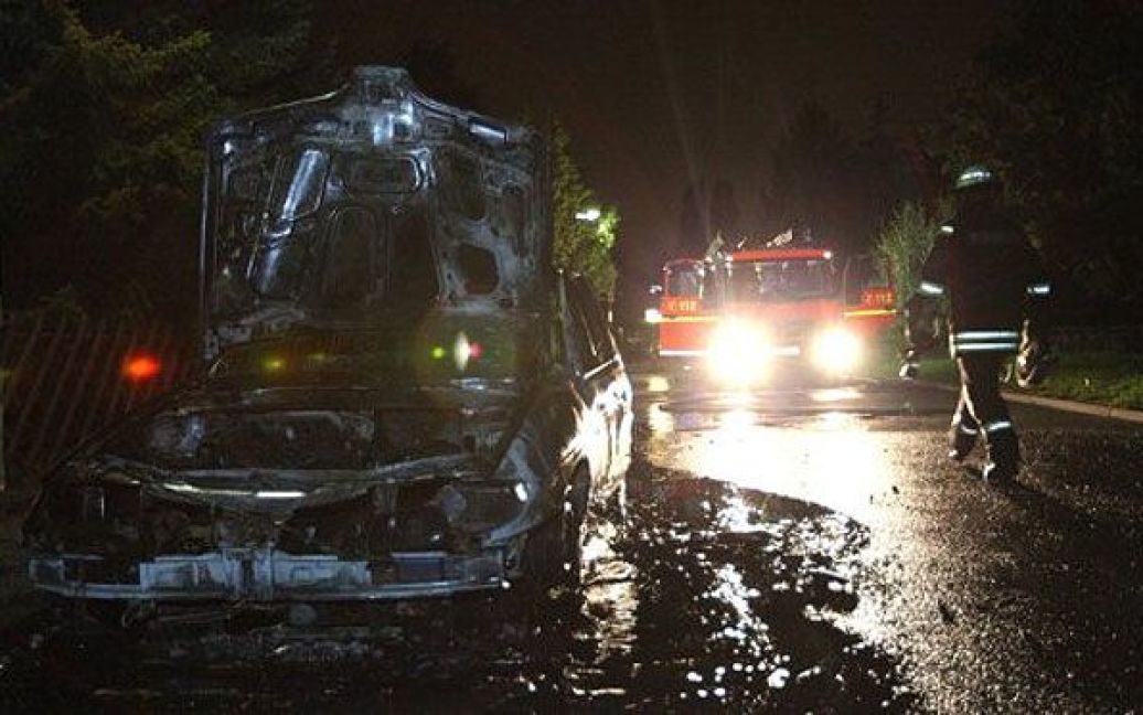 Німеччина, Берлін. Пожежний проходить повз спалений автомобіль у берлінському районі Neukoelln. Щонайменше 12 машин спалили у Берліні вночі. / © AFP
