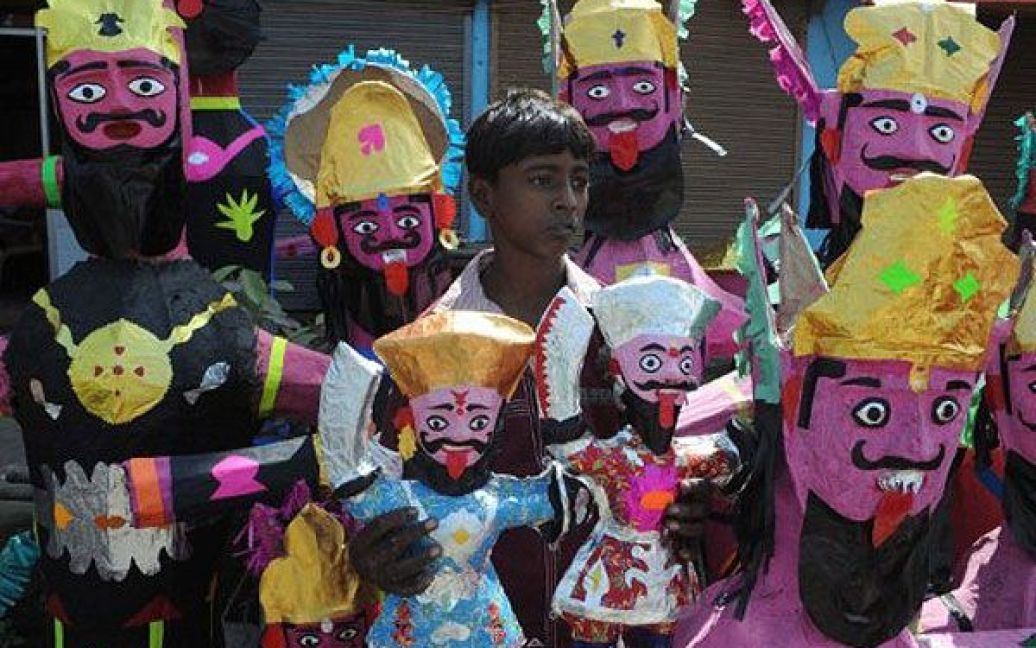 Індія, Амрітсар. Хлопчик продає фігури індуїстського короля демонів Равана у придорожній лавці напередодні початку індуїстського свята Дуссехра, яке відбудеться в останній день дев&rsquo;ятиденного свята Навратрі. / © AFP