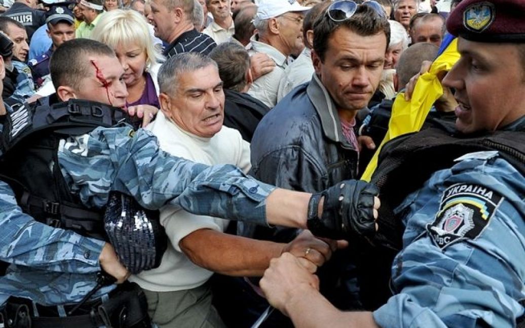 Під Печерським судом між прихильниками Тимошенко та беркутівцями виникла бійка / © tochka.net
