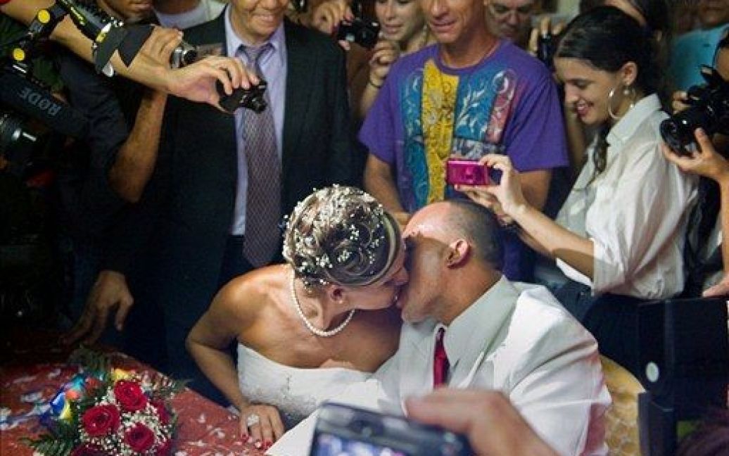 На Кубі з нагоди 85-річного ювілею Фіделя Кастро відбулася перше в історії острова гей-весілля. / © AFP