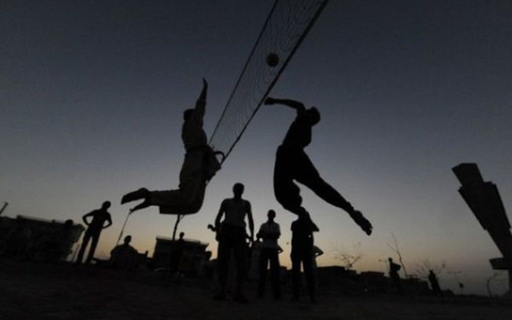 Афганістан. Хлопчики грають у волейбол у Мазарі-Шарифі. / © AFP