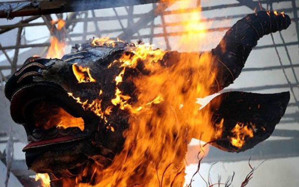 Індонезія, Убуд. Чорний саркофаг у вигляді фігури бика палає під час церемонії кремації члена балійської королівської родини в місті Убуд на острові Балі. / © AFP