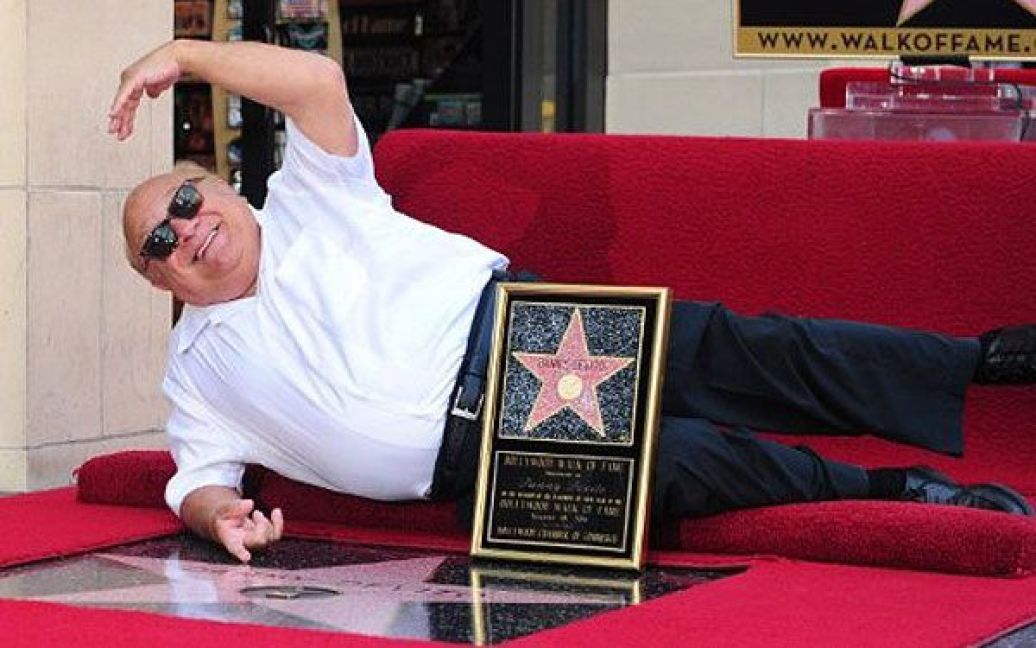 США, Голівуд. Актор Денні Де Віто отримав власну зірку на Алеї слави в Голлівуді. Ветерана численних теле-та кіно- нагород, власника премій Еммі та Золотий глобус удостоїли зірки з нагоди його 40-річчя в шоу-бізнесі. / © AFP