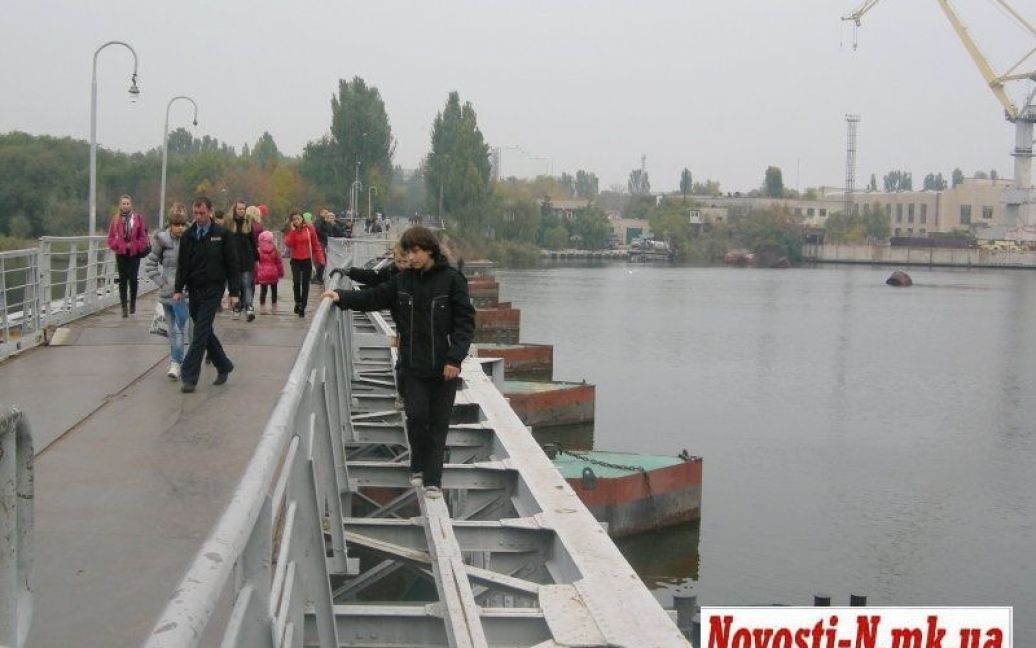 Попри трагедію, діти продовжують ходити по балці на мосту / © novosti-n.mk.ua