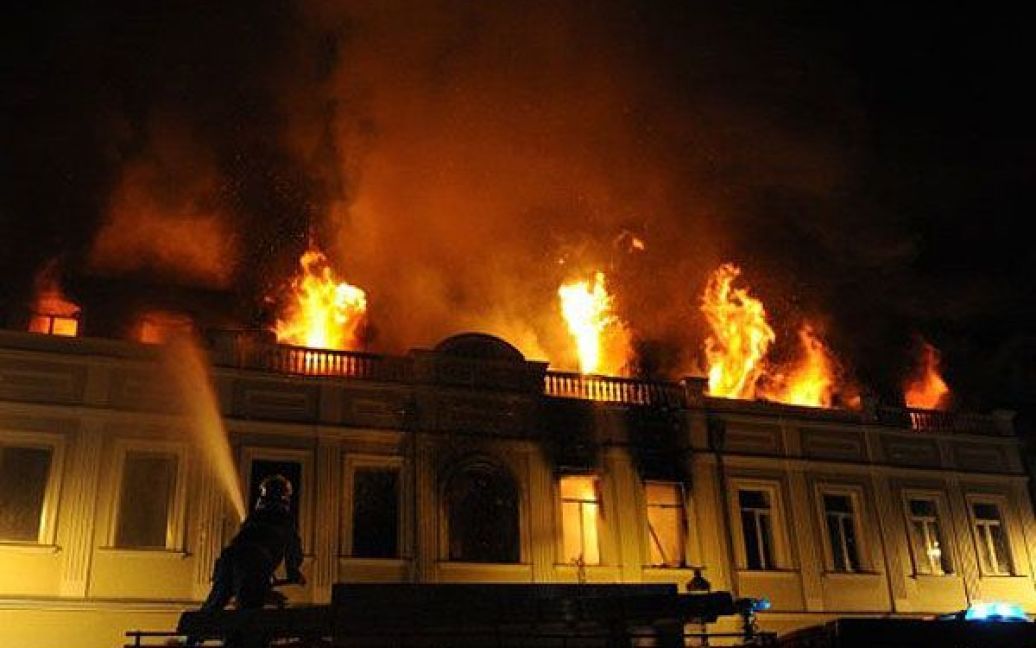 Грузія, Тбілісі. Пожежні намагаються загасити вогонь, який охопив житловий будинок в столиці Грузії Тбілісі. Про жертви не повідомлялося. / © AFP