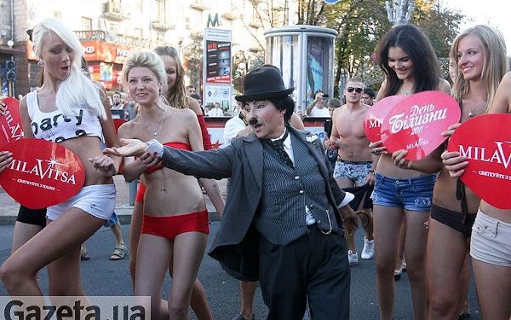Півсотні дівчат та хлопців у спідньому пройшли Хрещатиком з нагоди Дня нижньої білизни. / © gazeta.ua