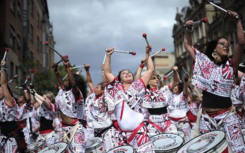 Великобританія, Лондон. Тисячі людей взяли участь у щорічному дводенному карнавалі "Ноттінг Хілл", який пройшов у Лондоні. Карнавал "Ноттінг Хілл" є одним з найбільших вуличних карнавалів у світі. / © AFP