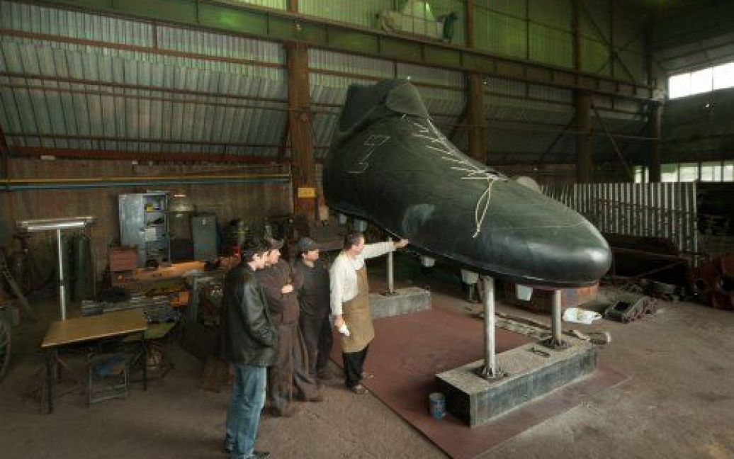 На створення бутси пішло понад 4 тисяч дм шкіри, якої б вистачило на виготовлення близько 200 пар чоловічих туфель. / © 
