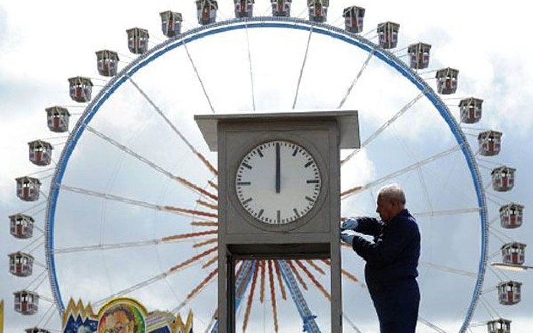 Німеччина, Мюнхен. Чоловік перевіряє годинник під час приготувань до відкриття найбільшого у світі пивного фестивалю "Октоберфест 2011" у Мюнхені. Цього року фестиваль "Октоберфест" проходитиме з 17 вересня до 3 жовтня. / © AFP