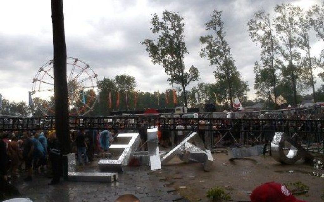 Через потужний ураган, який пронісся над музичним фестивалем Pukkelpop в Бельгії, п&rsquo;ятеро людей загинули, близько 40 отримали поранення. / © AFP