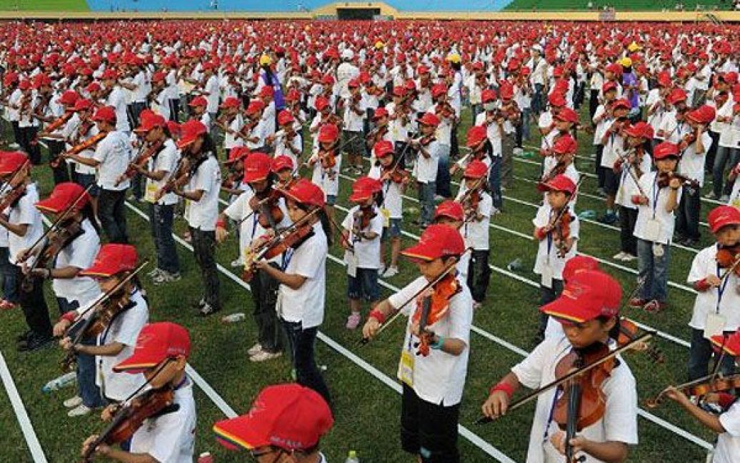 Тайвань, Чангуа. Більше 4600 тайванських учнів зі 170 шкіл зібрались разом, щоб встановити рекорд Гіннеса з найбільшої кількості людей, які одночасно грають на скрипках. Їм вдалося подолали світовий рекорд, який утримувався протягом 86 років. / © AFP