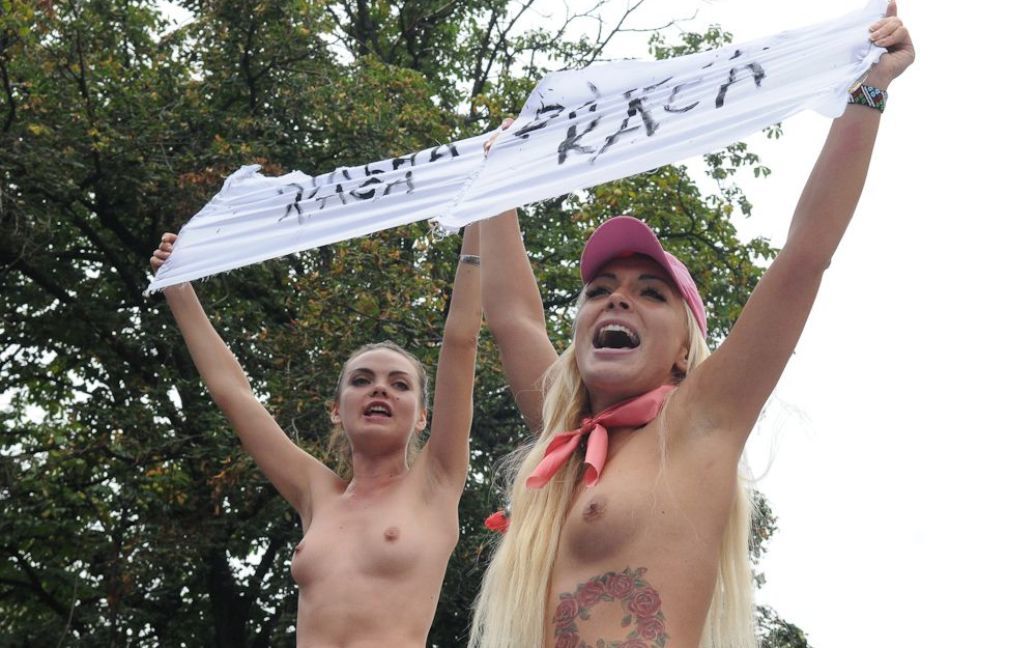 Активістки жіночого руху FEMEN провели топлес-акцію протесту "Вільна каса!" перед будівлею Печерського суду в Києві. / © Артур Бондарь/ТСН.ua