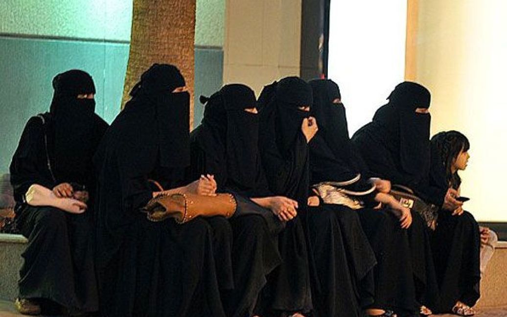 Саудівська Аравія, Ер-Ріяд. Саудівські жінки чекають на своїх водіїв за межами торгового центру в Ер-Ріяді. Король Абдалла надав жінкам право голосувати і балотуватися на муніципальних виборах. / © AFP