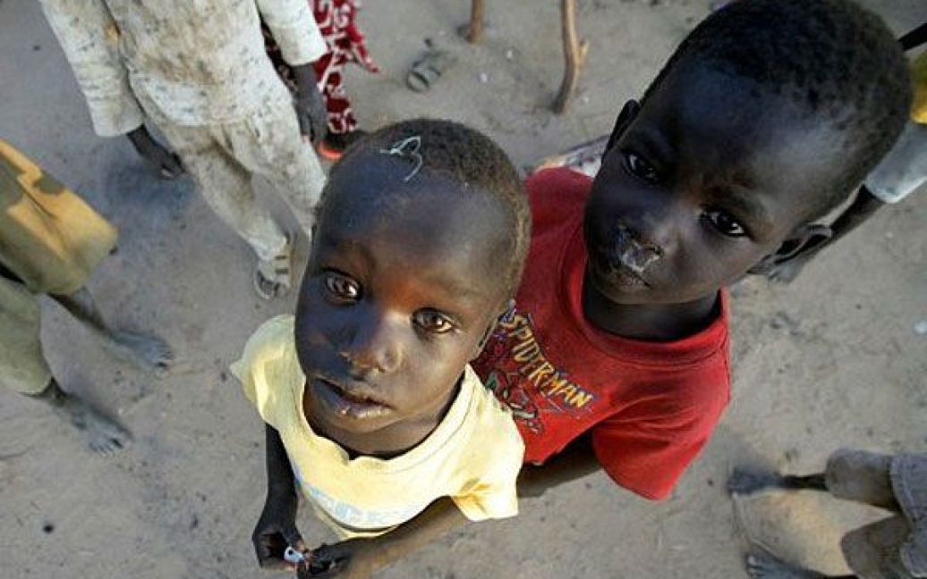 Судан, Хартум. Діти з Південного Судану, які мешкають у тимчасовому таборі в столиці Судану Хартумі. Табір, який виріс навколо залізничної станції, нараховує близько 3700 мешканців, які втекли від голоду та злиднів. / © AFP