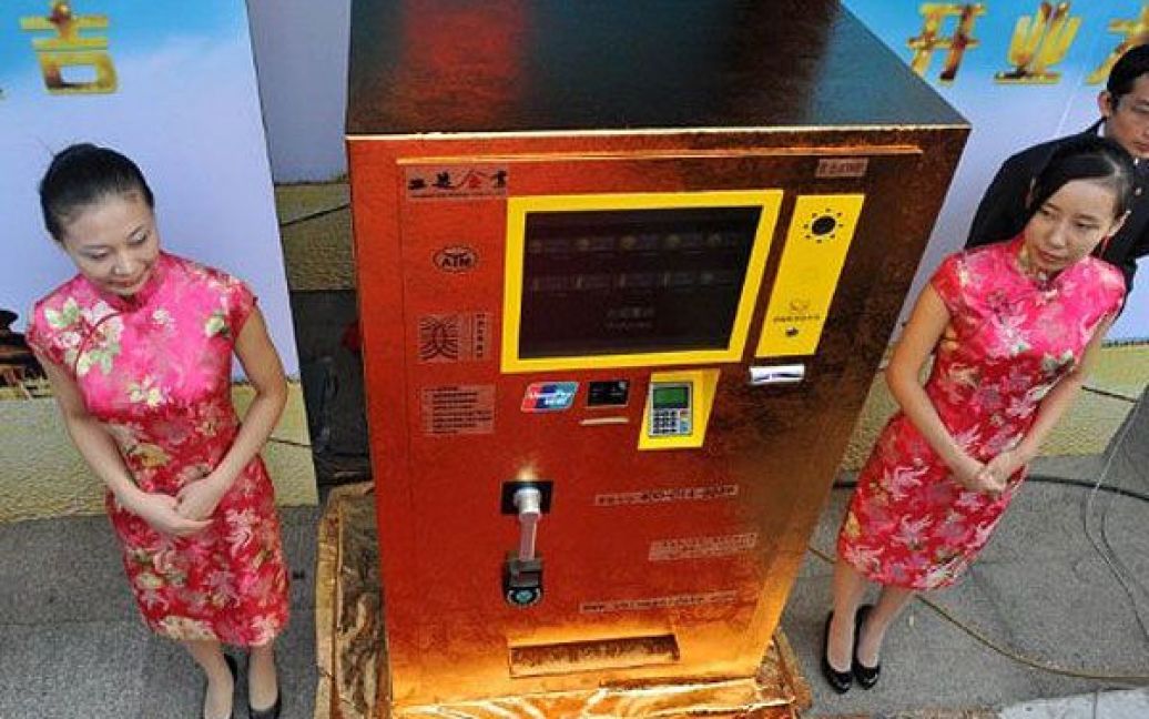 Китай, Пекін. В Китаї відкрили перший в країні вуличний автомат з продажу золота. "Голденмат" встановили на вулиці Ванфуцзін в Пекіні, за один раз покупець має можливість придбати 2,5 кг золота. / © AFP