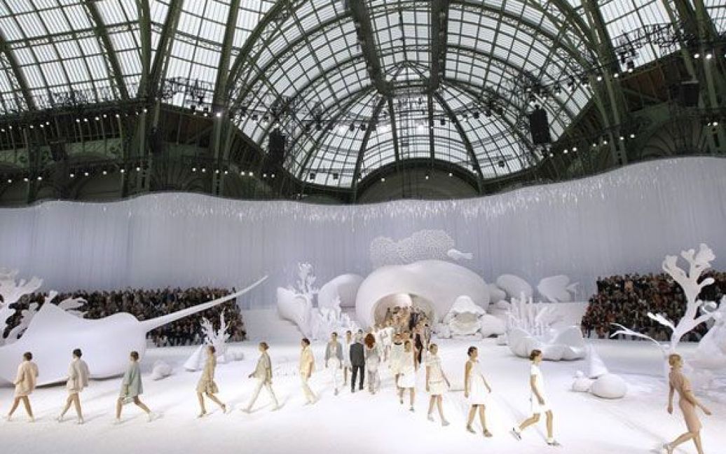 Франція, Париж. Моделі демонструють колекцію німецького дизайнера Карла Лагерфельда для модного будинку Chanel під час показу в Гран-Пале. / © AFP
