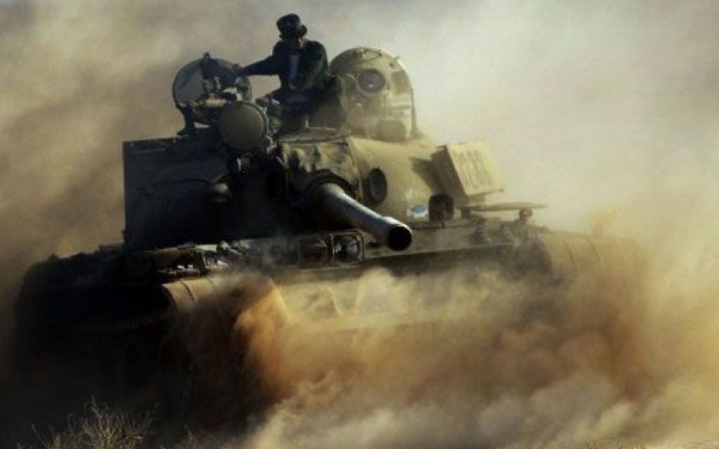 Лівійська Арабська Джамахірія, Бані-Валід. Бійці Лівійської перехідної національної ради керують танком на заставі на околиці міста Бані-Валід, яке досі утримують прихильники Муаммара Каддафі. / © AFP