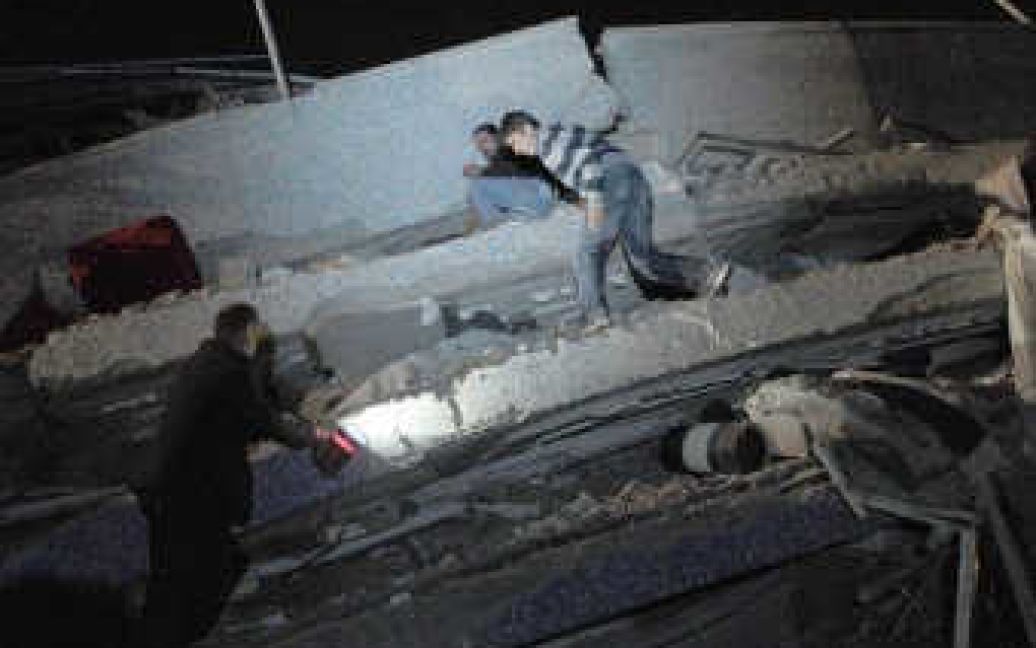 В Туреччині стався потужний землетрус, в результаті якого загинули сотні людей. / © 