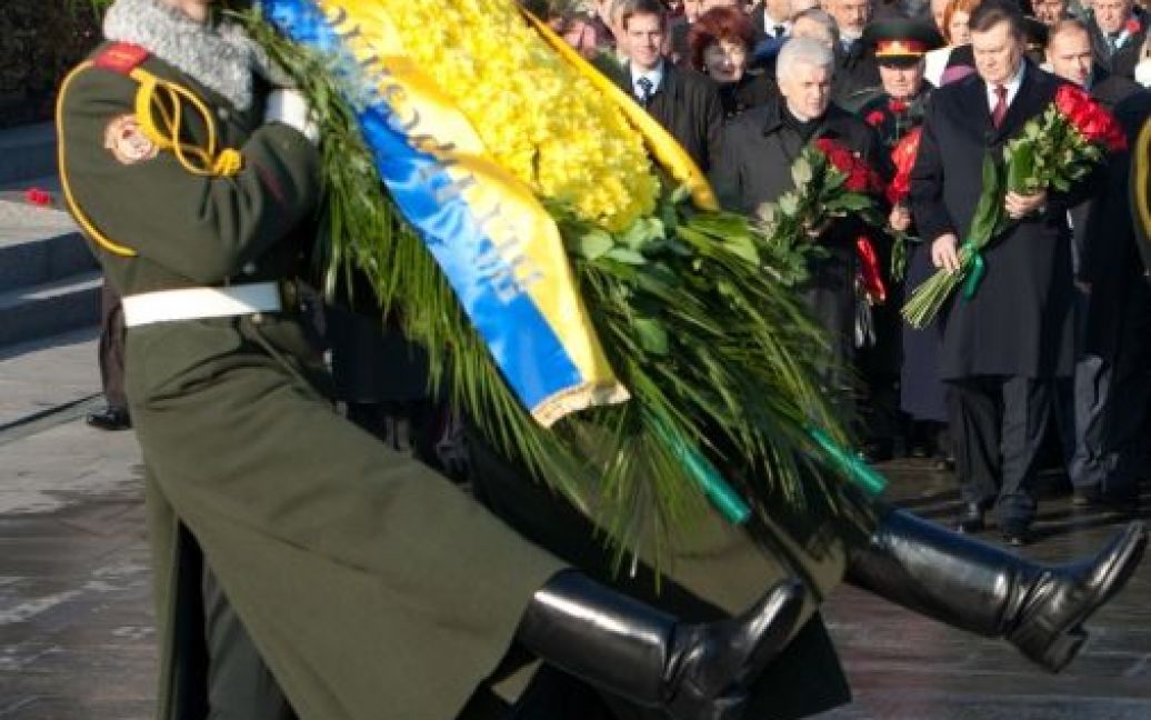 Президент України Віктор Янукович поклав квіти до могили Невідомого солдата в парку Вічної Слави у Києві. / © President.gov.ua