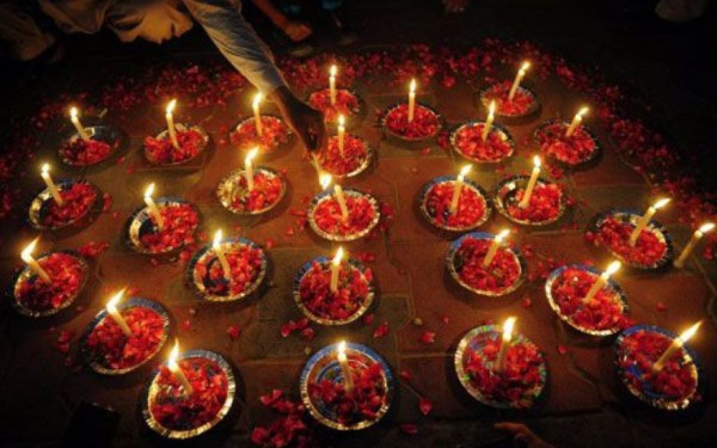 Пакистан, Карачі. Пакистанці запалюють свічки під час меморіального бдіння на згадку про шиїтських мусульманських паломників, вбитих бойовиками під час нападу на шиїтські меншини. / © AFP