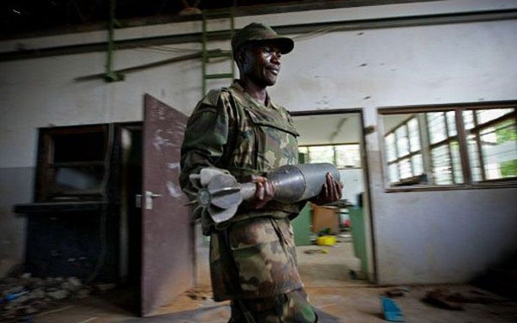 Сомалі, Могадішо. Війська Місії Африканського союзу в Сомалі (AMISOM) та сили перехідного федерального уряду розгромили арсенал екстремістського угрупування Аль-Шабааб і вибили залишки повстанців з півночі міста. Фото AFP/AU-UN IST/Стюарт Прайс / © AFP