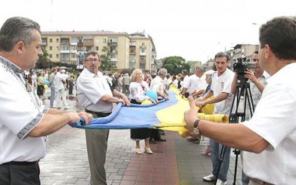 В Івано-Франківську розгорнули найбільший в світі синьо-жовтий прапор / © УНІАН