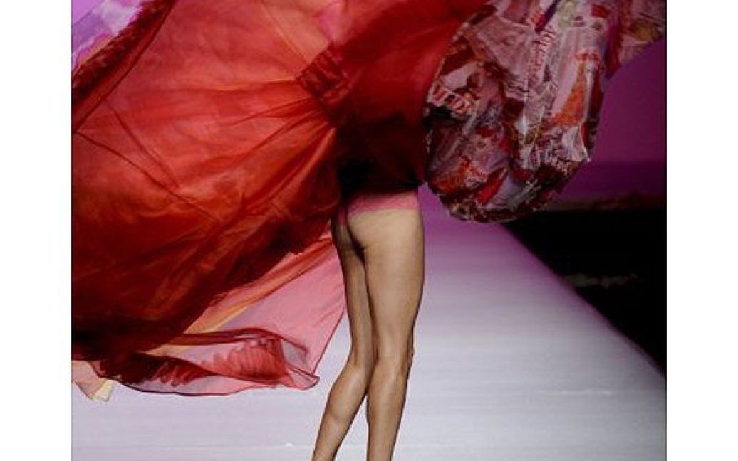 Іспанія, Мадрид. Модель демонструє одяг з колекції іспанського дизайнера Франсіса Монтесіноса під час Тижня моди Cibeles у Мадриді. / © AFP