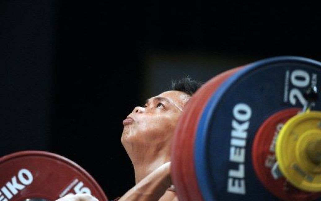 Франція, Шесі. Індонезійський важкоатлет Еко Юлі Іраван виступає у фіналі Чемпіонату світу 2011 з важкої атлетики у ваговій категорії до 62 кг. / © AFP