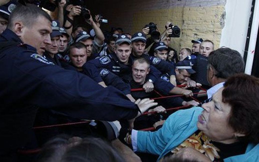 Перед Печерським судом в Києві сталася бійка між міліцією та прихильниками Юлії Тимошенко, які спробували штурмувати двір суду. / © УНІАН