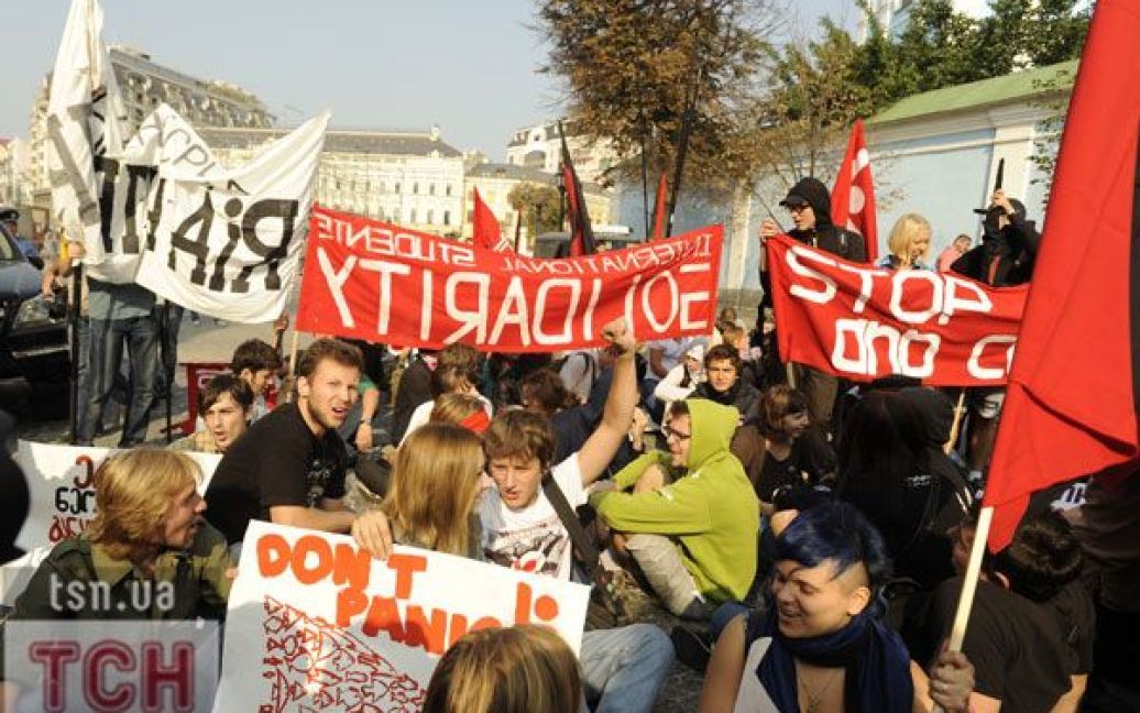 Близько 100 студентів провели мітинг проти політики Міносвіти на Європейській площі в Києві. / © Євген Малолєтка/ТСН.ua