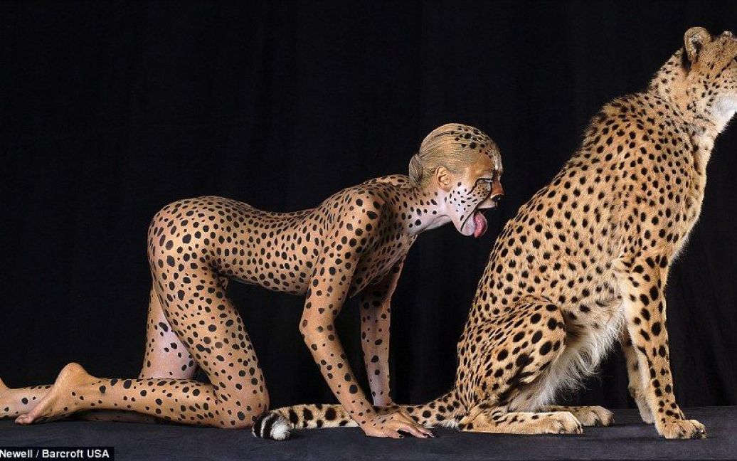 Американський фотограф Лінетт Ньювелл провів незвичну фотосесію, в якій взяли участь голі моделі, тіла яких пофарбували під шкіру диких тварин. / © dailymail.co.uk