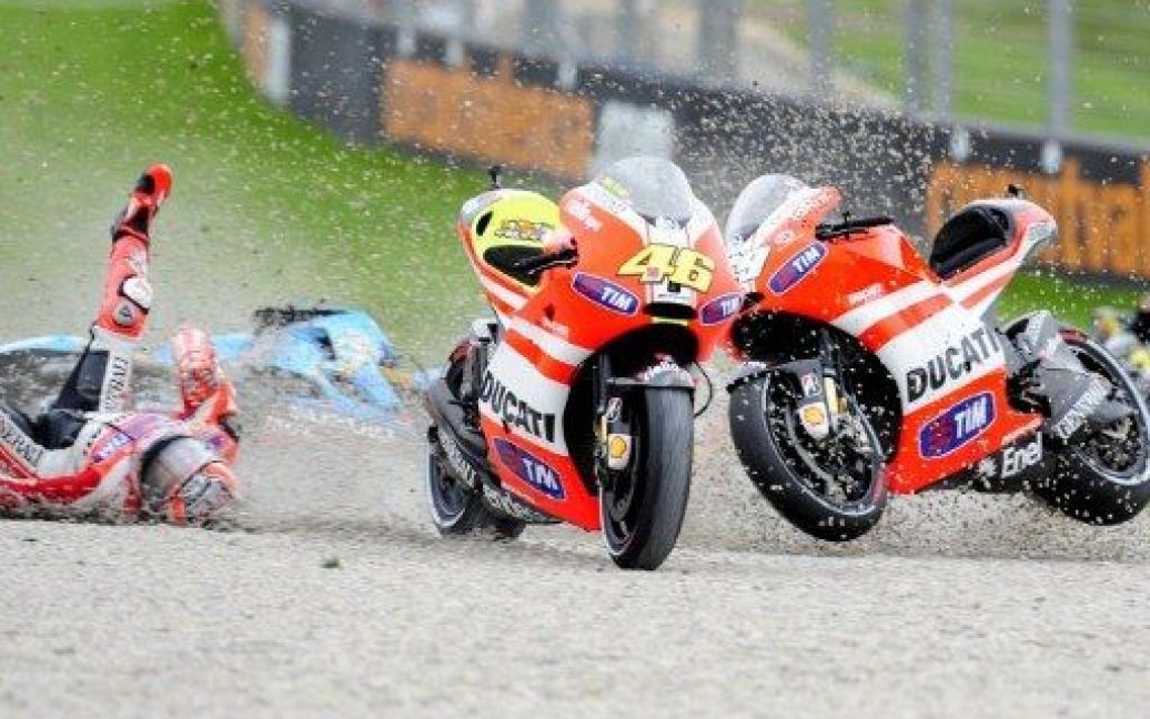 Іспанія, Сесте. Американський гонщик команди Ducati Нікі Хейден впав під час гонки MotoGP на Гран-прі Валенсії на треку Рікардо Тормо. / © AFP