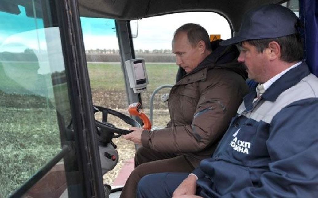 Путін і Медведєв на комбайнах зібрали по 6 тонн урожаю / © Сайт глави уряду Росії