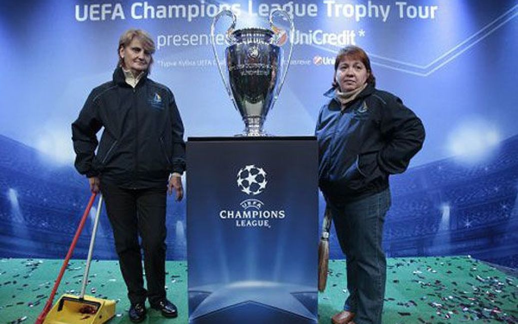 Прибиральниці біля Кубка Ліги Чемпіонів UEFA / © УНІАН