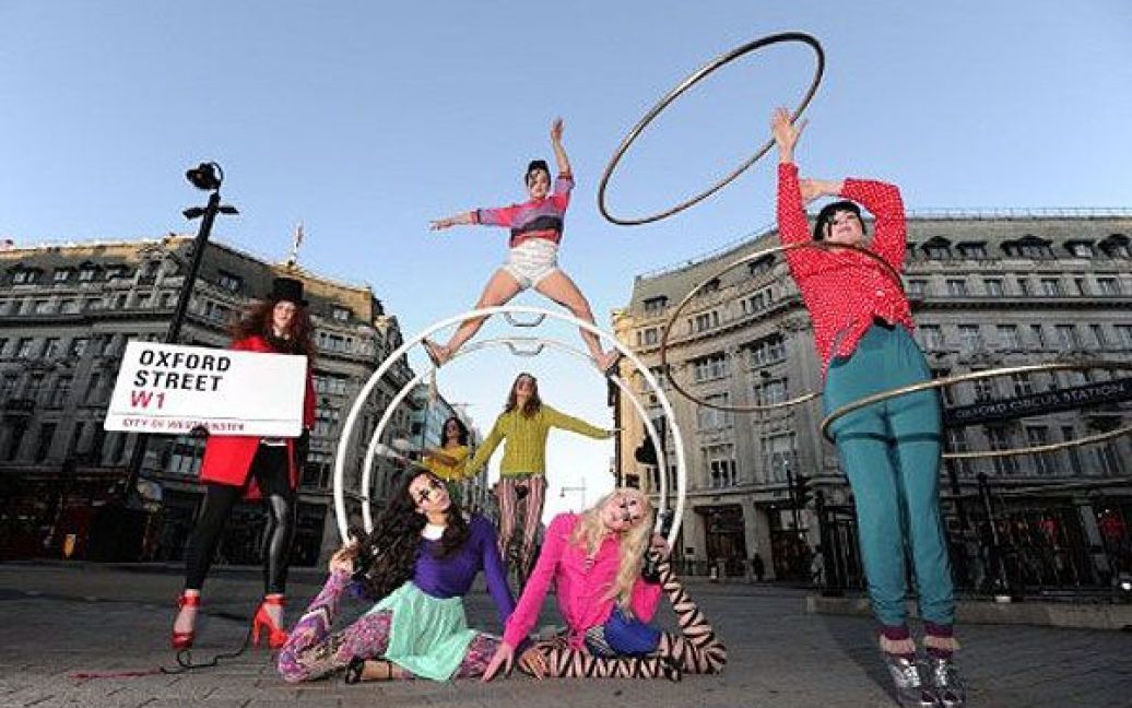 Великобританія, Лондон. Артисти цирку позують для фотографів в центрі Лондона під час відкриття 3-го щорічного тижня вуличної високої моди "Оксфорд-стріт". / © AFP