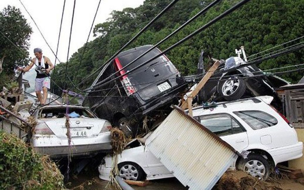 Японія, Начікатсуура. Тисячі автомобілів постраждали в результаті удару тайфуну Талас. Тайфун викликав повені та проливні дощі у префектурі Вакаяма на заході Японії. В результаті тайфуну, щонайменше 31 людина загинула, більше 50 зникли безвісті. / © AFP