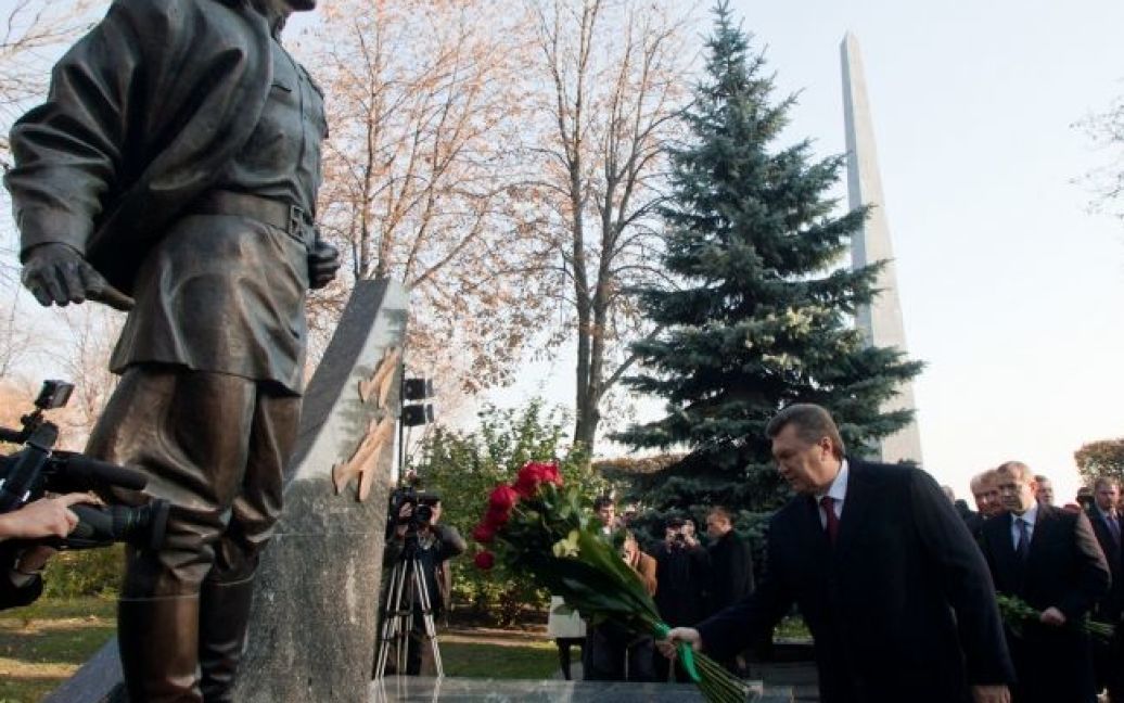 Президент України, крім того, поклав квіти до пам&rsquo;ятника тричі Герою Радянського Союзу Івану Кожедубу. / © President.gov.ua