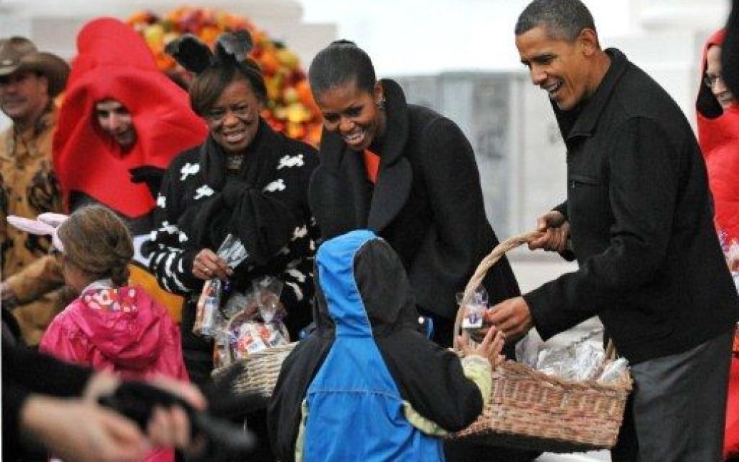 Президент США Барак Обама, перша леді США Мішель Обама, її мати Маріан Робінсон роздавали подарунки юним гостям свята / © AFP