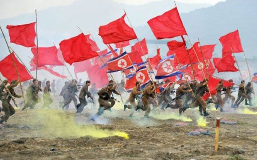Республіка Корея, Чілгок. Південнокорейські солдати відтворюють вторгнення північнокорейських військ під час інсценування битви 1950 року при річці Нактонган. / © AFP
